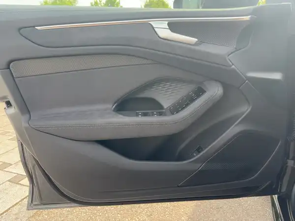 AUDI A6 AVANT (15/17)
