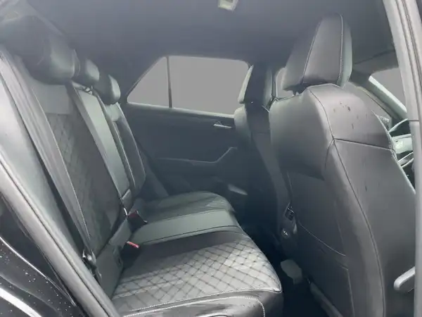 VW T-ROC (8/12)