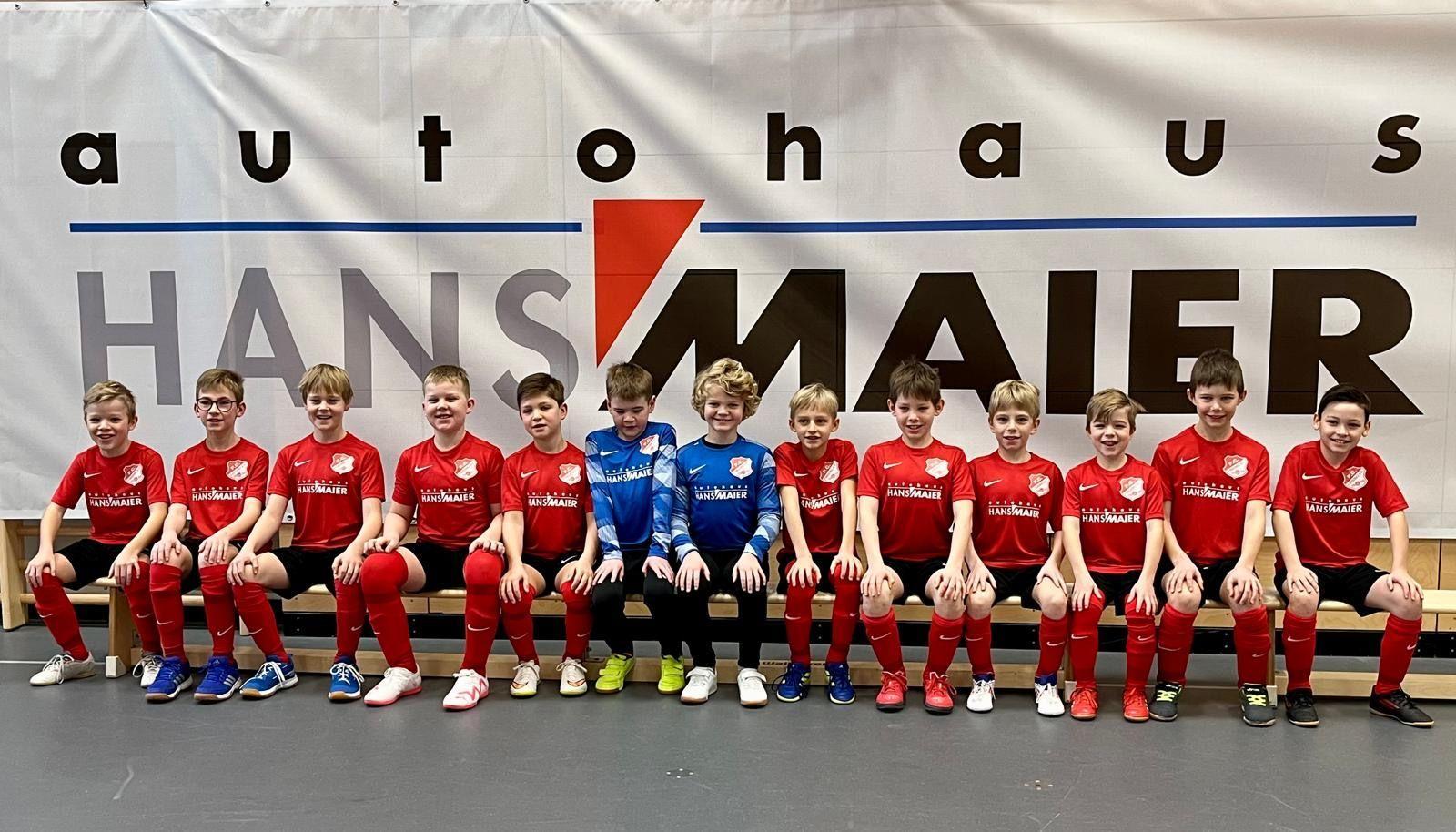 E1 Mannschaft des FC Finsing vor Werbebanner vom Autohaus Hans Maier
