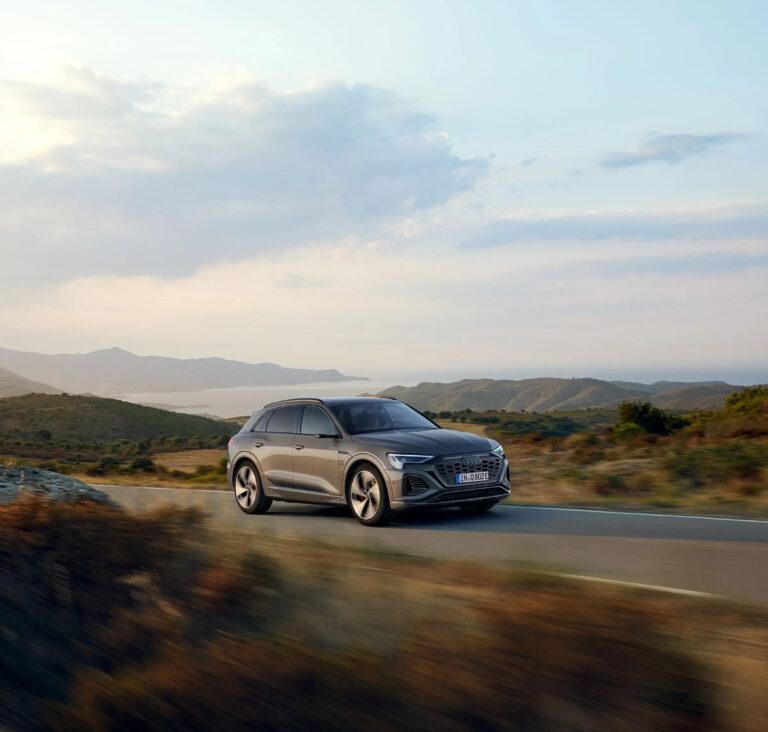 Der Audi Q8 e-tron 12 Der Audi Q8 e-tron - Audi Q8 e tron Fahraufnahme Autohaus Hans Maier Erding 334110e33e