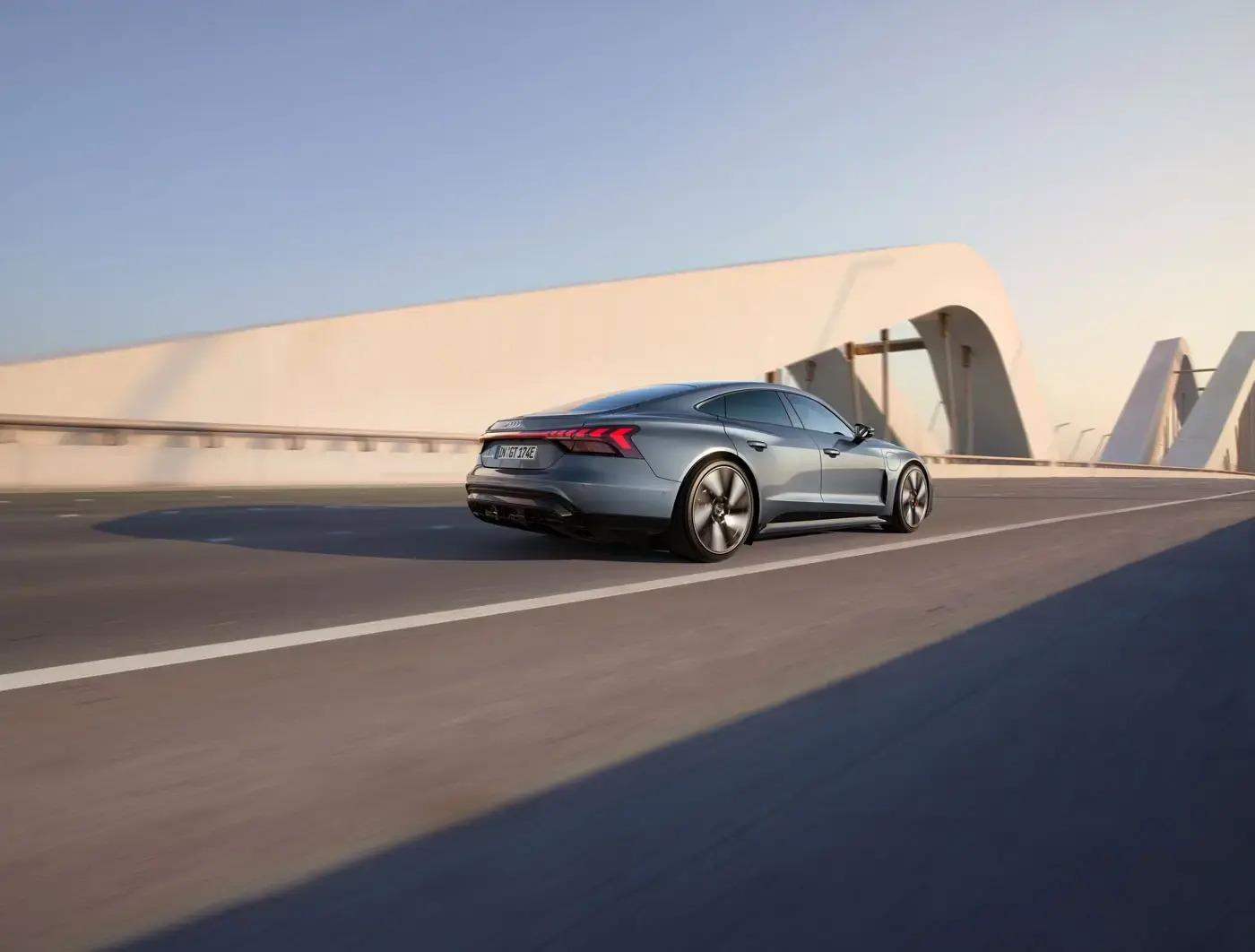 Der Audi e-tron GT quattro - Audi e tron GT quattro Fahraufnahme Autohaus Hans Maier Erding f34b9b9f68