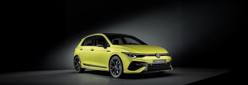 limonengelber Volkswagen Golf R vor schwarzem Hintergrund mit schwarzen Felgen und blauen Bremssätteln