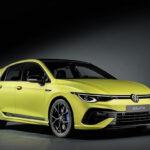 limonengelber Volkswagen Golf R vor schwarzem Hintergrund mit schwarzen Felgen und blauen Bremssätteln