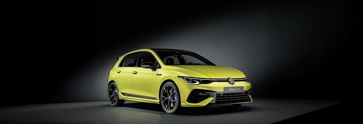limonengelber Volkswagen Golf R vor schwarzem Hintergrund mit schwarzen Felgen und blauen Bremssätteln