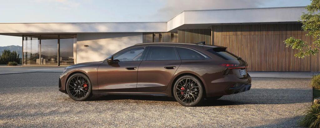 Brauner Audi A6 Avant in braun parkt vor einem modernen Gebäude