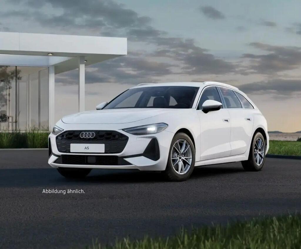 weißer Audi A5 Avant steht vor einem modernen Bungalow mit großen Glasscheiben