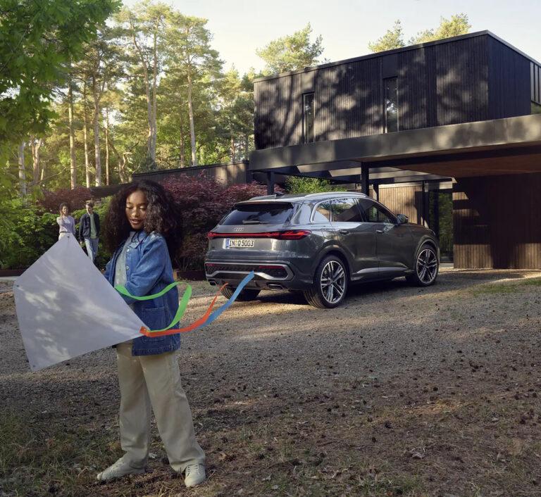 Der neue Audi Q5 und Q5 Sportback - audi q5 parkt vor haus im wald autohaus hans maier muenchen 95d7ef61e6