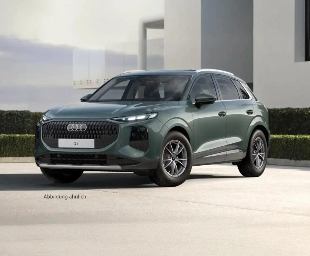 Der neue Audi Q3 SUV TFSI 110 kW S-tronic in grün vor modernem Gebäude