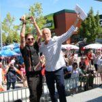 Der Wadltreiber und Christian Herrmann stehen auf der Bühne vorm Feneberg in Erding