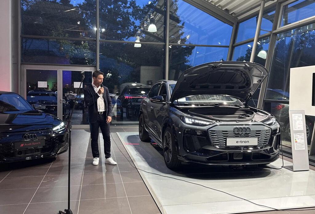 Verkaufsleiter erklärt Audi Fahrzeug im Autohaus