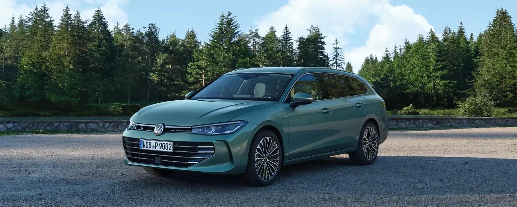 Der Passat 7 grüner Passat parkt vor einem Waldrand