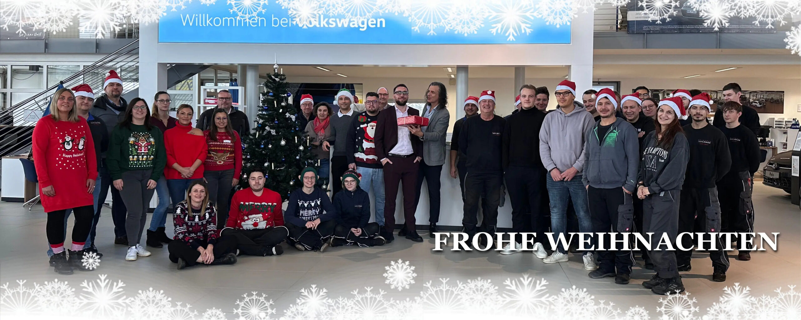 Mitarbeiter des Autohauses Hans Maier mit weihnachtlicher Kleidung