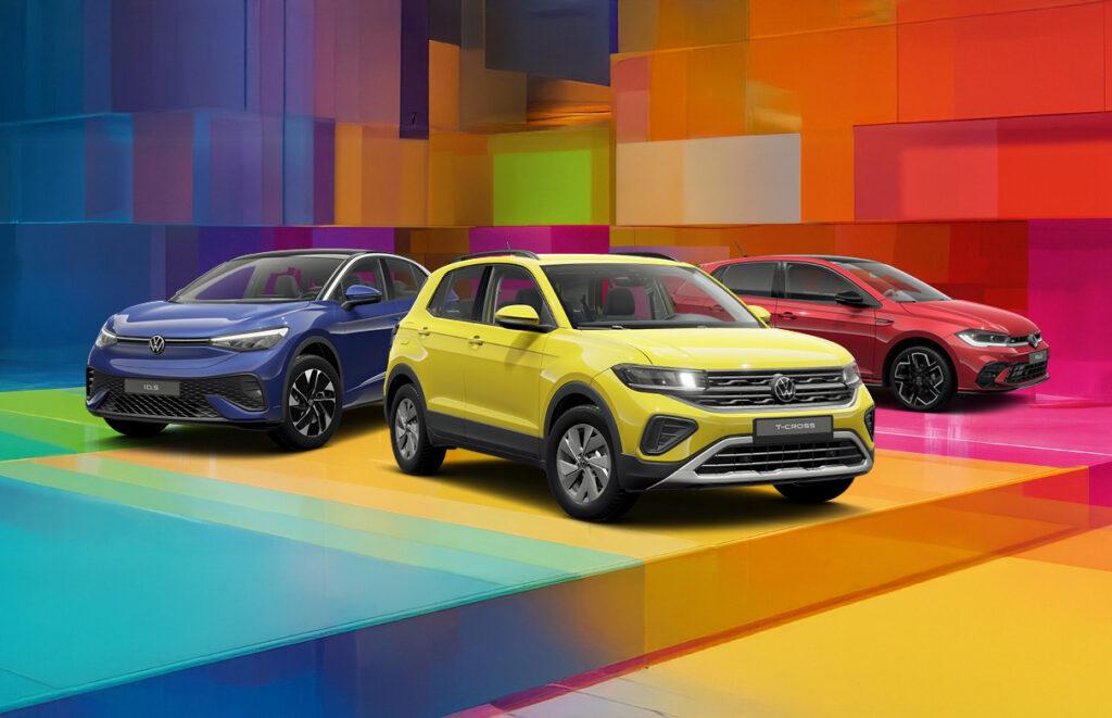 Drei Volkswagen Modelle aus der Allstars Kampagne in Blau, Gelb und Rot vor einer farbigen, geometrischen Wand mit quadratischen Mustern