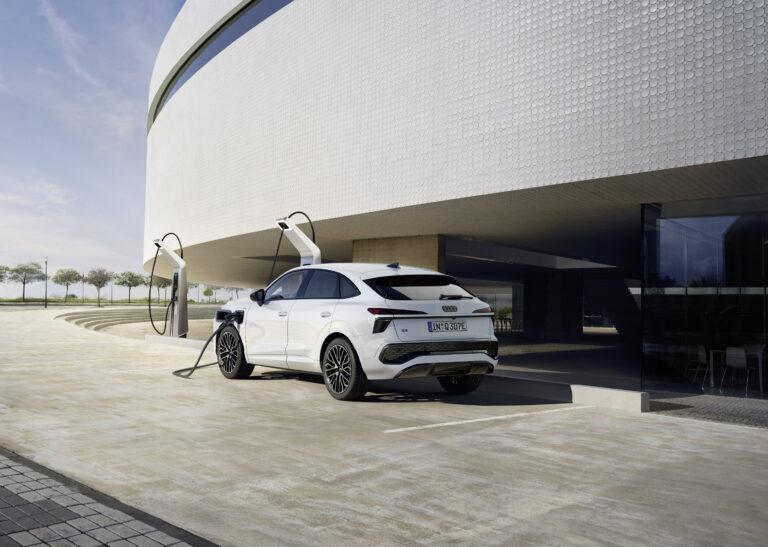 Der neue Audi Q3 und Q3 Sportback 32 Der neue Audi Q3 und Q3 Sportback - audi q3 sportback e hybrid beim laden autohaus hans maier muenchen