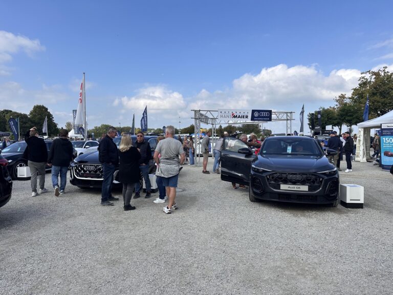 Großes Interesse an der Automobil Ausstellung Erding 2025 17 Außenbereich der Automobilausstellung Erding 2025 mit mehreren Audi-Fahrzeugen und Besuchern auf Kiesplatz unter blauem Himmel.