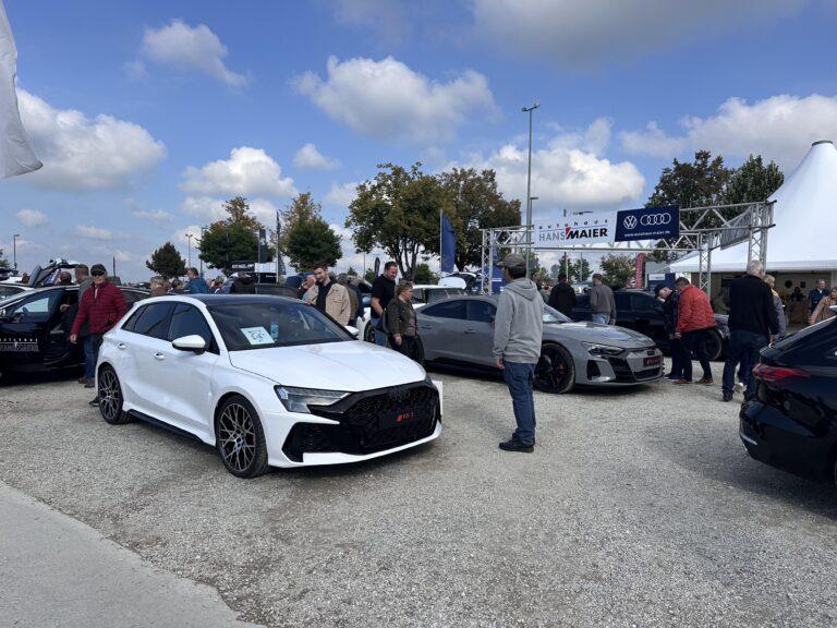 Großes Interesse an der Automobil Ausstellung Erding 2025 11 Weiße Audi RS 3 mit schwarzem Kühlergrill und roten Akzenten auf der Automobilausstellung Erding 2025, umgeben von Besuchern und weiteren Fahrzeugen.