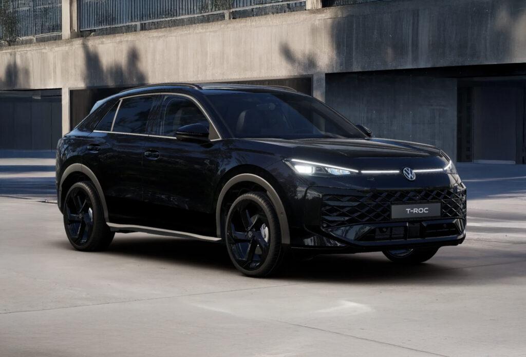 Schwarzer VW T-Roc SUV, Front- und Seitenansicht, LED-Scheinwerfer, markanter Kühlergrill, große Felgen, geparkt vor moderner Betonfassade.