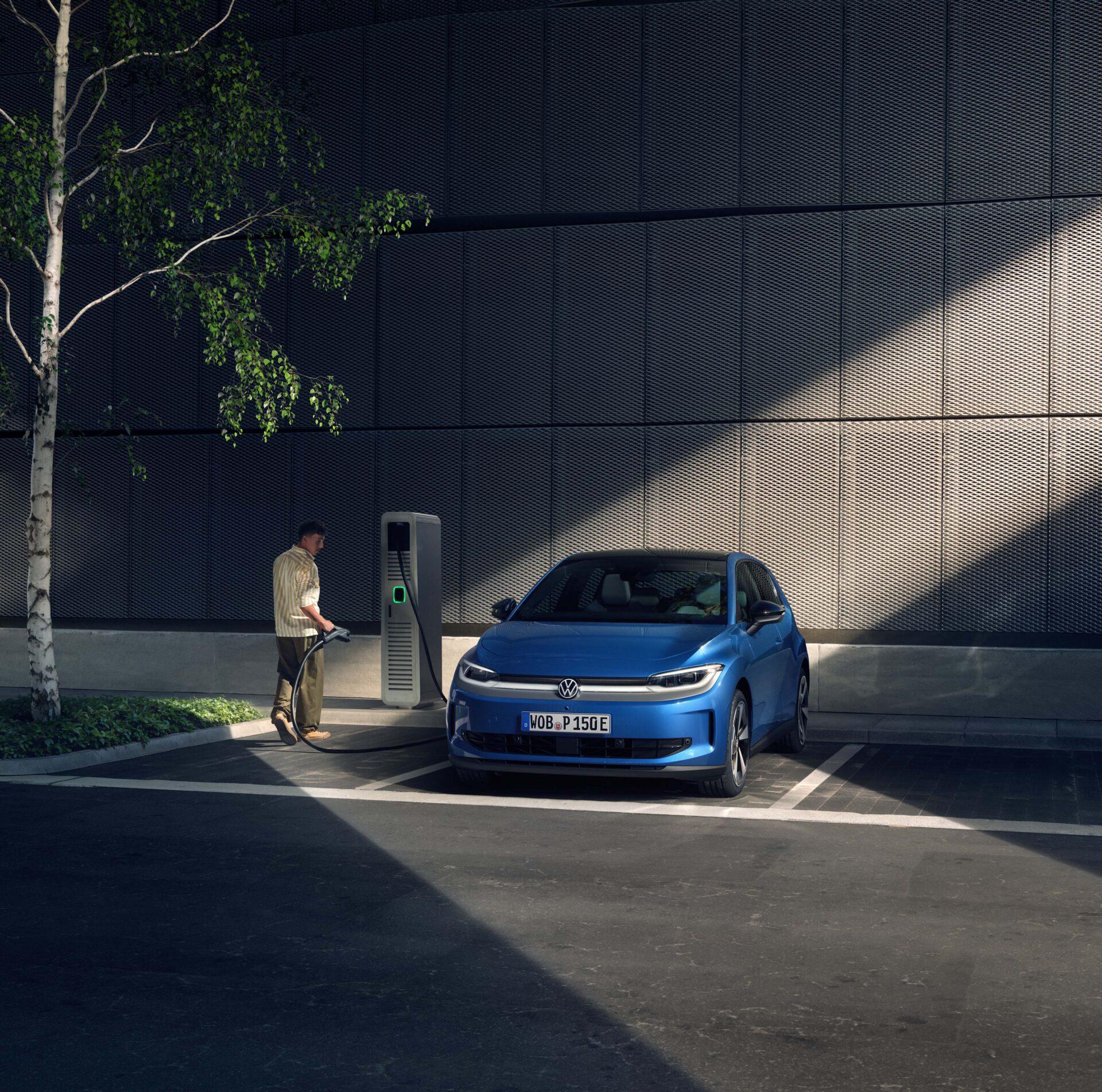 Der neue vollelektrische ID. Polo - vw id polo beim laden autohaus hans maier erding
