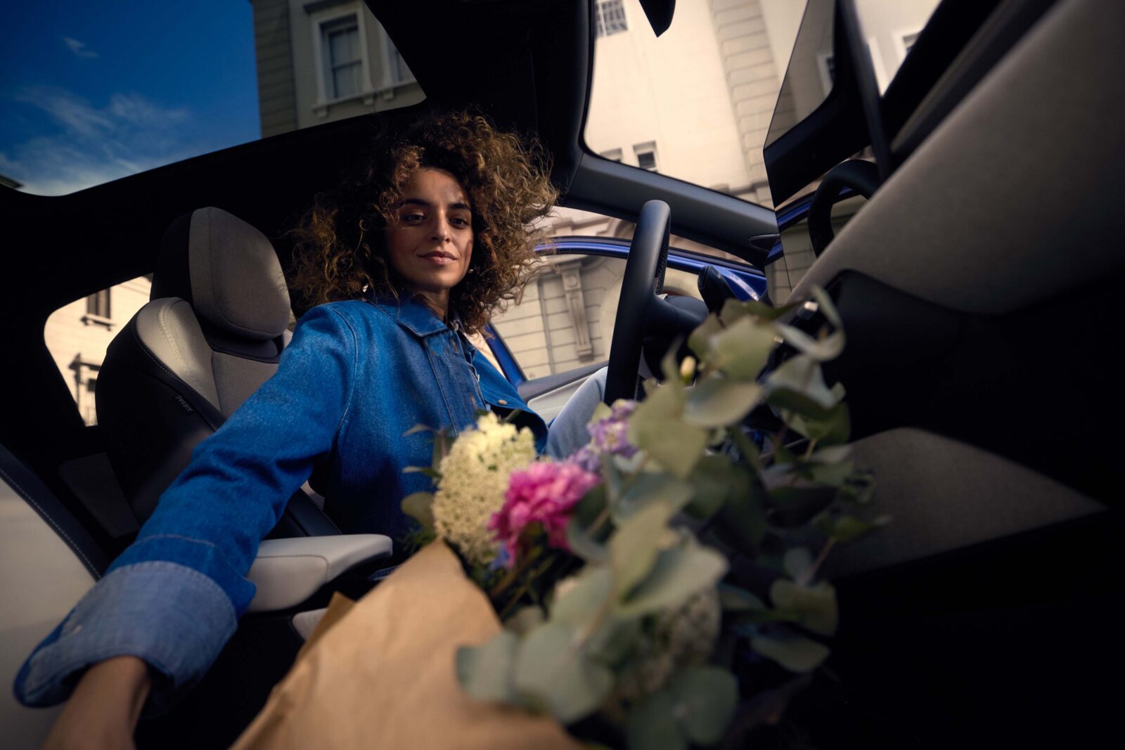 Der neue vollelektrische ID. Polo - vw id polo frau mit blumen autohaus hans maier erding