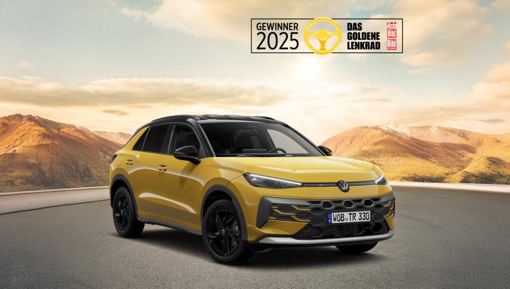 Der neue VW T-Roc steht auf einer Straße in einer malerischen Berglandschaft und wurde als Gewinner des goldenen Lenkrads 2025 ausgezeichnet.