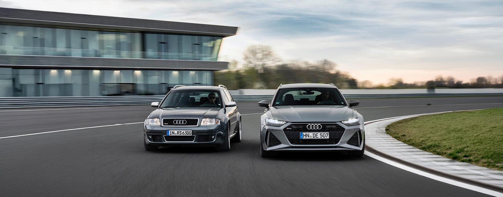 Zwei Audi-Fahrzeuge nebeneinander auf einer Rennstrecke, links ein älteres Modell, rechts ein neueres Modell