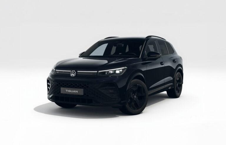 Tiguan R-Line Gewerbeleasing 4 Schwarzer Volkswagen Tiguan R-Line SUV von vorne leicht seitlich auf weißem Hintergrund