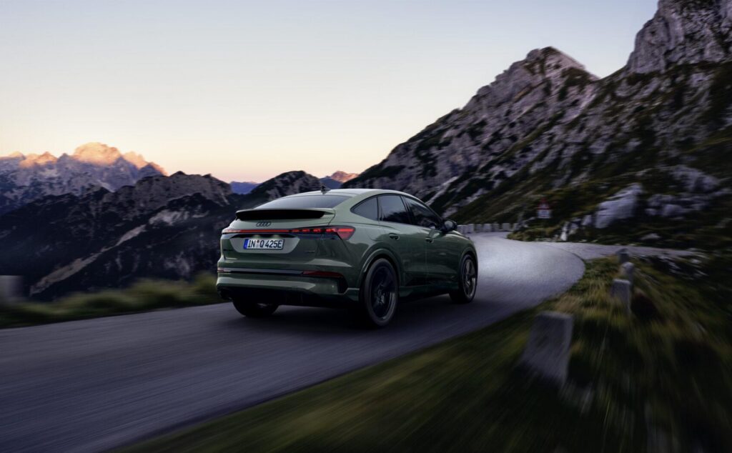 Premierentag: Der neue Audi Q4 e-tron - audi q4 etron sportback fahraufnahme autohaus hans maier erding e1781700405167