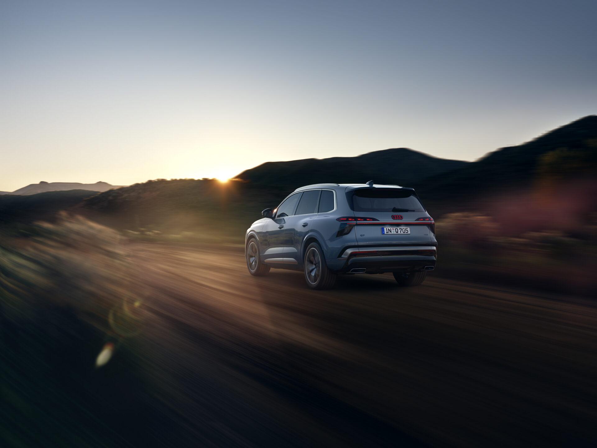 Der neue Audi Q7 20 Der neue Audi Q7 - audi q7 faehrt in sonnenuntergang autohaus hans maier erding