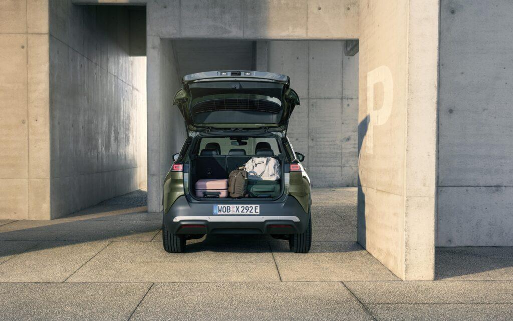 Der neue ID. Cross 17 Der neue ID. Cross - vw id cross geoeffneter kofferraum autohaus hans maier